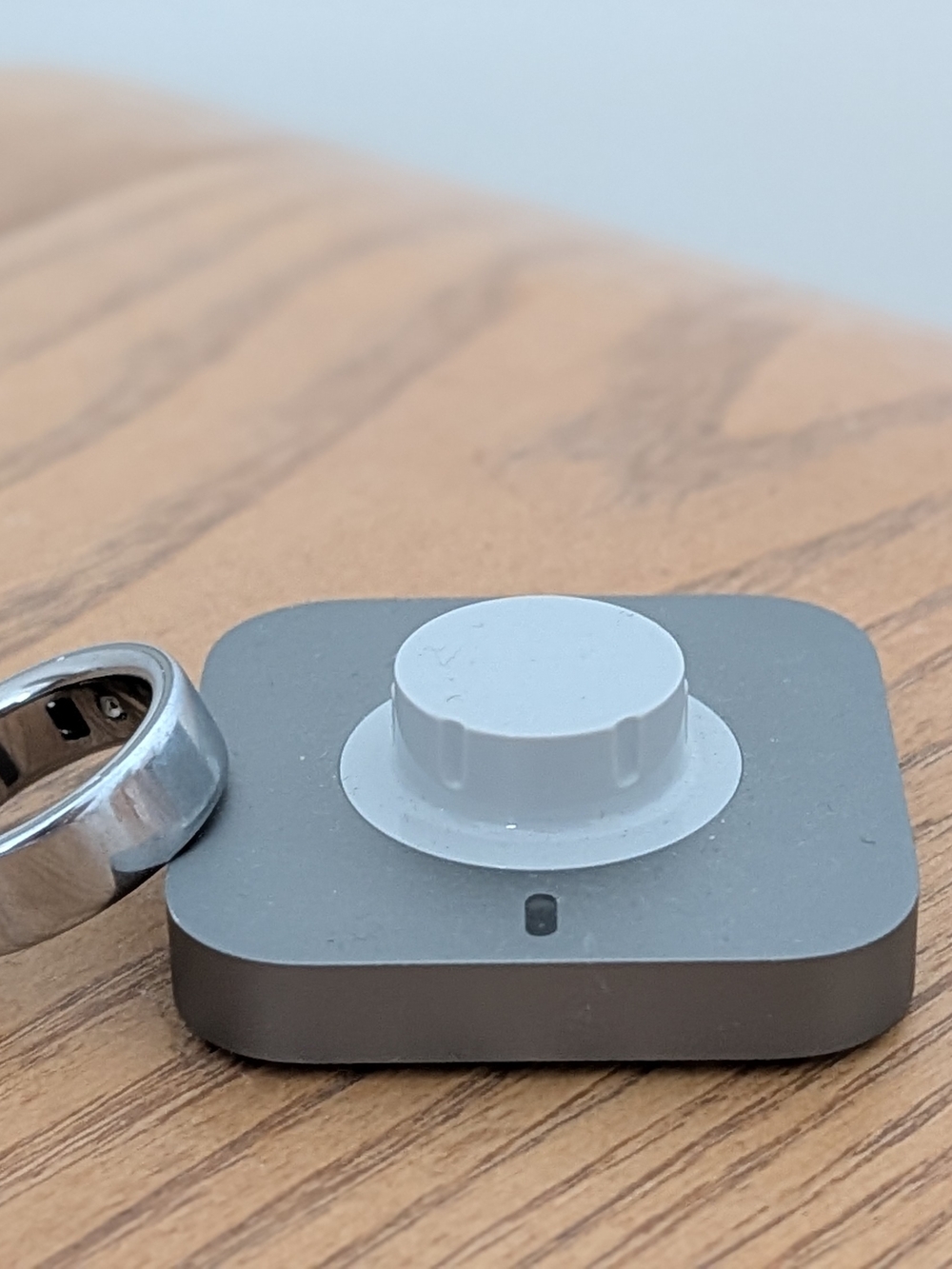 Oura Ring 4 Silver & Charger.